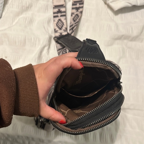 Wrangler Black and White Aztec Crossbody Bag - Picture 2 of 4